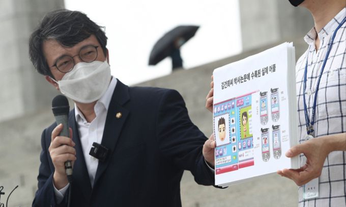 김의겸 열린민주당 의원이 지난 8일 오후 서울 여의도 국회 본청 계단 앞에서 윤석열 전 검찰총장의 부인 김건희 씨가 작성한 논문 관련 기자회견을 하고 있다. 뉴스1