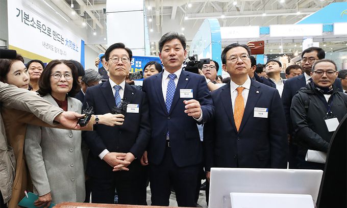 지난 2019년 4월 29일 경기도 수원시 영통구 수원컨벤션센터에서 열린 '2019 대한민국 기본소득 박람회'에서 이재명 경기도지사가 전시 부스를 둘러보고 있다. 연합뉴스