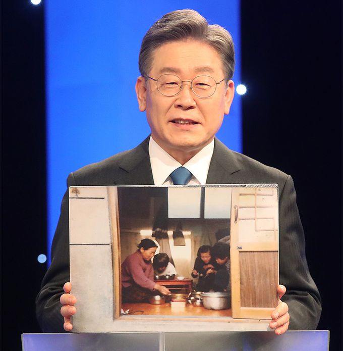 이재명 경기지사가 지난 3일 서울 여의도 KBS에서 열린 첫 합동 토론회에서 '내 인생의 한 장면' 사진을 공개하고 있다. 연합뉴스