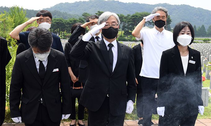 최재형 전 감사원장이 12일 대전 유성구 국립대전현충원 천안함 전사자 묘역을 찾아 참배하고 있다. 연합뉴스