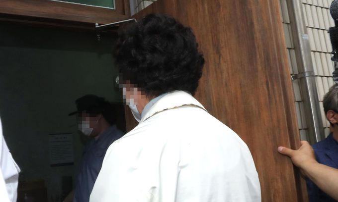 지난 2일 윤석열 전 검찰총장의 장모 최모 씨가 경기도 의정부시 가능동 의정부지방법원에서 열린 1심 선고공판에 출석하고 있다. 연합뉴스