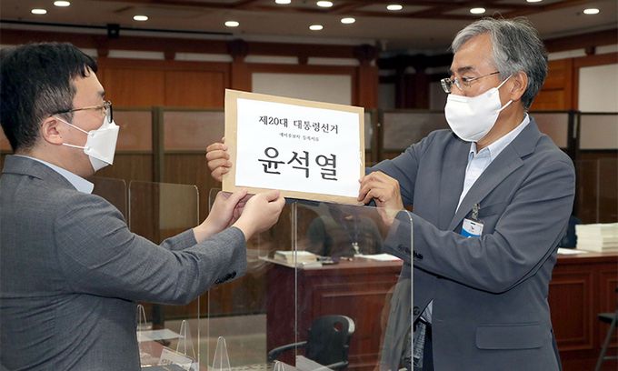 맨 먼저 등록 윤석열 전 검찰총장의 대선 캠프를 총괄하고 있는 이석준 전 국무조정실장(오른쪽)이 12일 경기 과천시 중앙선거관리위원회에서 윤 전 총장의 대선 예비후보 등록을 대리 접수하고 있다. 국회사진기자단