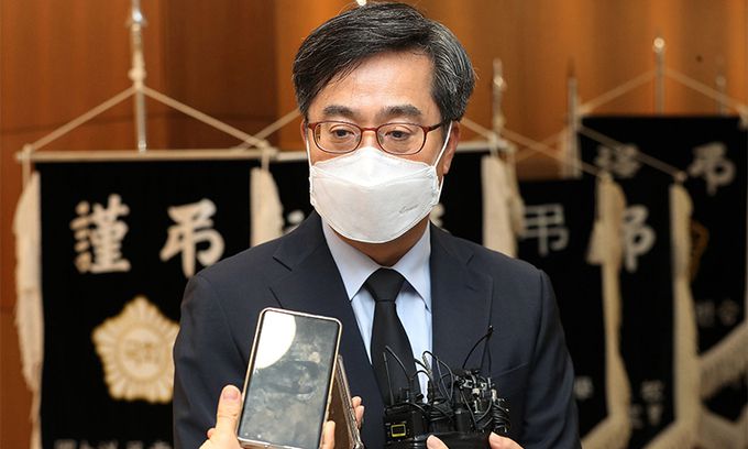 김동연 전 경제부총리가 지난 8일 서울 신촌세브란스병원 장례식장에 마련된 최재형 전 감사원장의 부친 최영섭 예비역 대령의 빈소를 찾았다. 공동취재사진