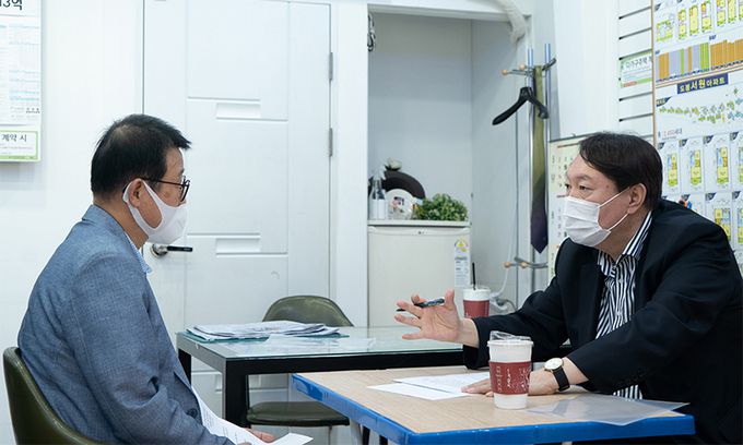 윤석열 전 검찰총장(오른쪽)이 13일 서울 도봉구의 한 부동산 중개업소를 방문해 방진기 한국공인중개사협회 도봉구지회장으로부터 현장 목소리를 듣고 있다. 윤석열 캠프 제공