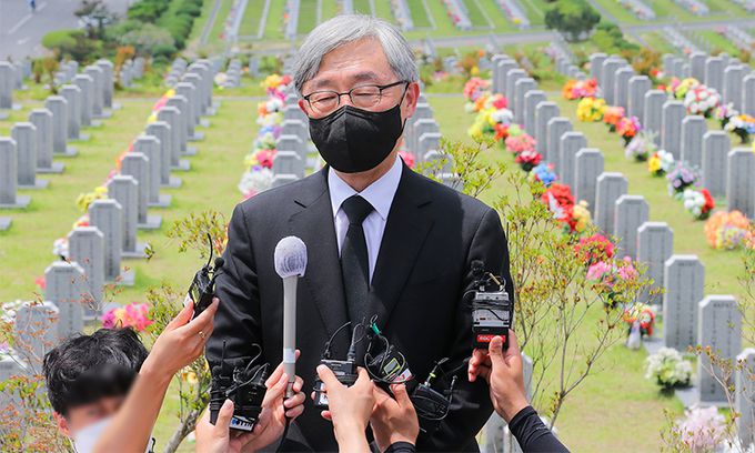최재형 전 감사원장이 지난 12일 대전 유성구 국립대전현충원 제2연평해전 전사자 묘역과 연평도 포격전 전사자 묘역을 방문한 뒤 취재진의 질문에 답하고 있다. 대전=공동취재사진