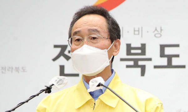송하진 전북도지사가 14일 도청 브리핑룸에서 코로나19 4차 대유행과 관련한 적극적인 방역 동참을 호소하고 있다. 전북도 제공