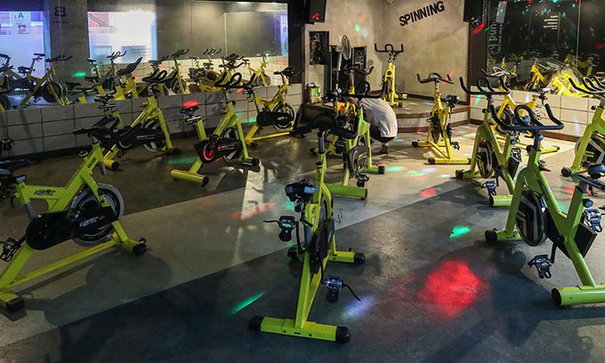 수도권 내 사회적 거리두기 4단계 시행 첫 날인 지난 12일 서울 시내 한 헬스장에 직원이 운동기구를 닦고 있다. 뉴시스