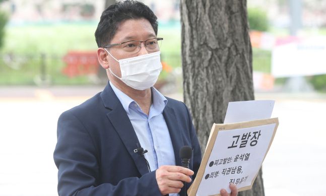 김한메 사법정의바로세우기시민행동(사세행) 상임대표가 14일 오후 경기도 과천시 정부과천청사 앞에서 윤석열 전 총장에 대한 고발장을 들고 취재진의 질문에 답하고 있다. 뉴스1