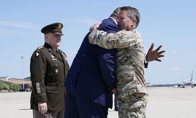지난 14일(현지시간) 미국 메릴랜드주 앤드루스 공군기지에서 로이드 오스틴 국방부 장관(가운데)이 아프가니스탄 주둔 미군 사령관직에서 물러나 귀국하는 스콧 밀러 육군 대장을 환영하며 포옹해주고 있다. 왼쪽에 서 있는 이는 마크 밀리 미 합참의장. 앤드루스 공군기지=AP연합뉴스