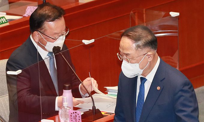 홍남기 부총리 겸 기획재정부 장관이 지난 14일 서울 여의도 국회에서 열린 예산결산특별위원회 전체회의에서 2차 추가경정예산안에 대해 제안설명을 마치고 자리로 돌아오고 있다. 연합뉴스