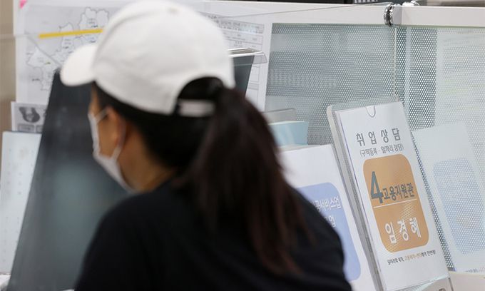 취업자가 4개월 연속 증가세를 이어가고 있는 가운데 지난 14일 서울남부고용센터를 찾은 시민들이 일자리 상담을 하고 있다. 연합뉴스