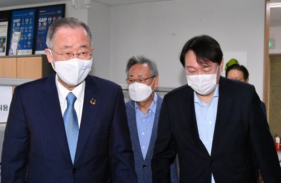 반기문 전 UN 사무총장 예방하는 윤석열 전 검찰총장. 국회사진기자단. 연합뉴스