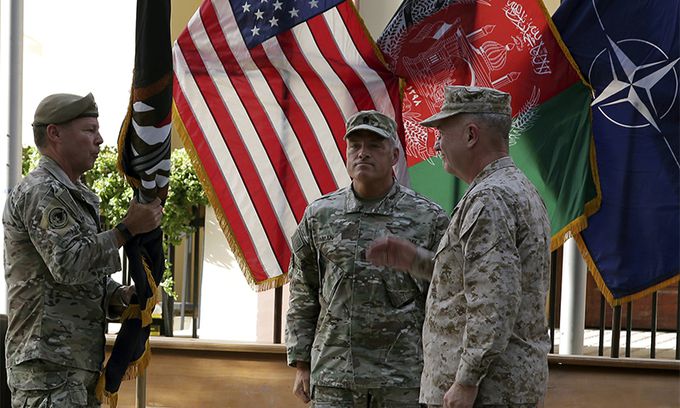 스콧 밀러(왼쪽·육군 대장) 아프가니스탄 주둔 미군 사령관이 지난 12일(현지시간) 아프가니스탄 수도 카불에서 열린 지휘권 이양식에서 프랭크 매켄지(오른쪽·해병대 대장) 중부사령관에게 부대기를 넘겨주고 있다. 카불=AP연합뉴스