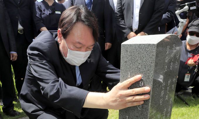 야권 대선주자인 윤석열 전 검찰총장이 정치선언 이후 첫 지방 일정으로 지난 17일 호남을 방문해 광주 북구 국립 5·18민주묘지의 열사묘역에 참배하고 있다. 광주=뉴시스