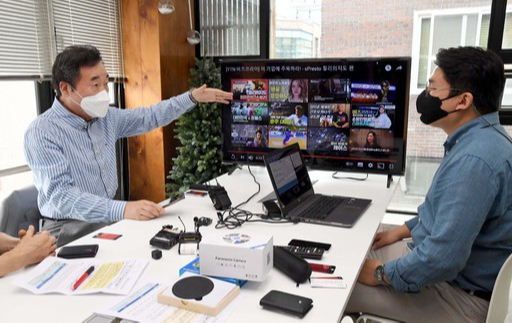 의견교환 더불어민주당 이낙연 경선후보(왼쪽)가 19일 서울 마포구 영상 탐지 기술 스타트업 에스프레스토에서 열린 딥페이크 피해 근절을 위한 대담회에 참석해 불법카메라 예방에 대해 의견을 나누고 있다. 서상배 선임기자