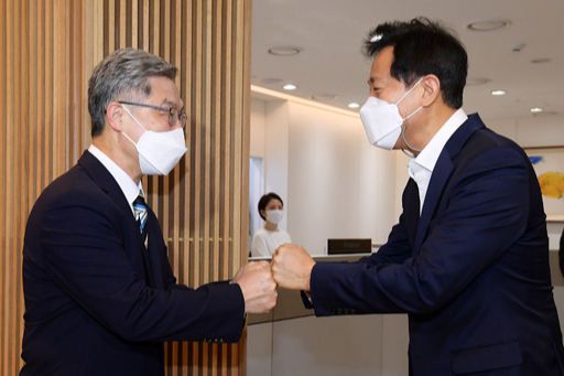 주먹악수 국민의힘 대권 주자인 최재형 전 감사원장(왼쪽)이 19일 서울시청을 찾아 오세훈 서울시장과 인사하고 있다. 국회사진기자단