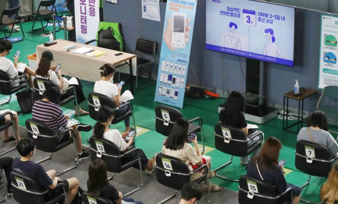 서울 서대문구 북아현문화체육센터에 마련된 신종 코로나바이러스 감염증(코로나19) 예방접종센터에서 유치원·초등학교 1~2학년 교사 및 돌봄인력 등이 백신 접종을 위해 차례를 기다리고 있다. 사진=뉴스1