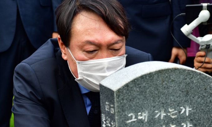 야권의 유력한 대선 주자인 윤석열 전 검찰총장이 지난 17일 오전 광주 북구 운정동 민족민주열사묘역(옛 망월묘역)에 잠들어 있는 김남주 시인의 묘소를 참배하고 있다. 광주=뉴시스