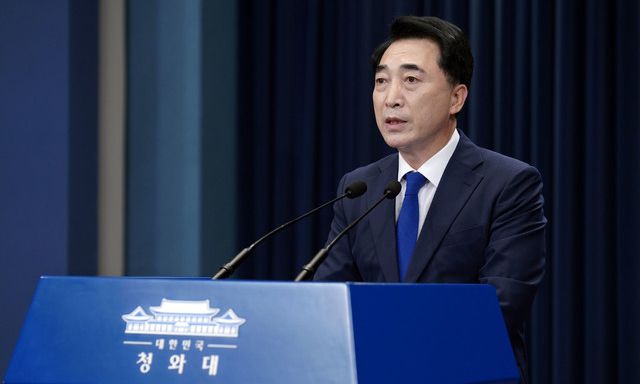 박수현 국민소통수석이 19일 오후 청와대 브리핑룸에서 문재인 대통령이 도쿄올림픽 계기 방일을 하지 않기로 결정한 것과 관련해 브리핑을 하고 있다. 청와대 제공