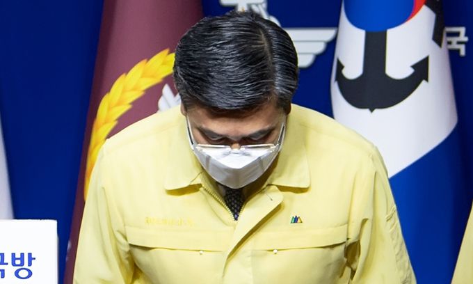 서욱 국방부 장관이 20일 서울 용산 국방부 청사 브리핑룸에서 청해부대 34진 집단감염 사태와 관련해 대국민 사과를 하고 있다. 서 장관은 청해부대 34진 장병들을 보다 세심하게 챙기지 못해 다수의 확진자가 발생한 데 대해 국방부 장관으로서 무거운 책임을 통감한다"고 말했다. 국방부 제공