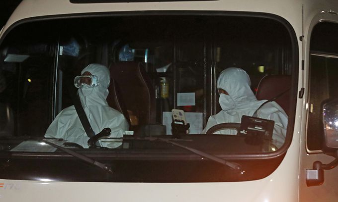 신종 코로나바이러스 감염증(코로나19) 집단감염이 발생한 청해부대 34진 문무대왕함(4천400t급) 장병들이 탑승한 차량이 20일 오후 대전 유성구 국군대전병원에 마련된 생활치료센터로 들어가고 있다. 연합뉴스