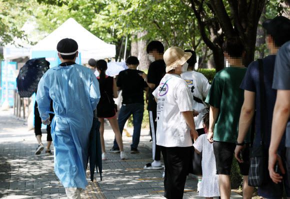 21일 오후 서울 은평평화공원 임시선별검사소에서 시민들이 신종 코로나바이러스 감염증(코로나19) 선별검사를 받기 위해 줄을 서 있다. 연합뉴스