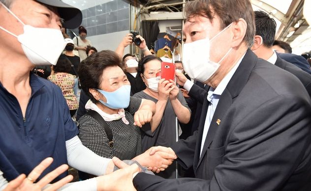 야권 대선 주자인 윤석열 전 검찰총장이 20일 오전 대구 경제 살리기 간담회를 위해 대구 중구 서문시장을 찾아 시민과 인사를 나누고 있다. 뉴시스