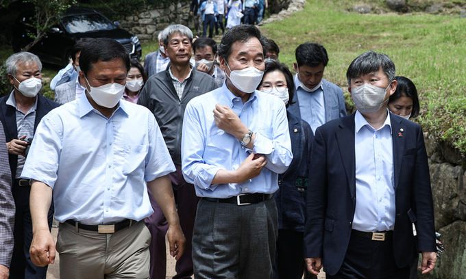 더불어민주당 대선주자인 이낙연 전 대표가 지난 18일 전남 광양시 옥룡사지를 둘러보고 있다. 이낙연 캠프 제공