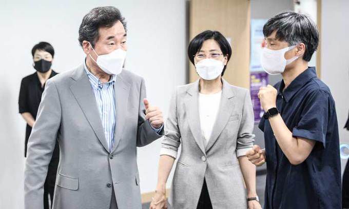 디지털 성범죄 피해자 지원센터 찾아 더불어민주당 이낙연 대선 경선후보(왼쪽)가 지난 19일 서울 중구 디지털 성범죄 피해자 지원센터에서 열린 간담회에 참석해 박봉정숙 한국여성인권진흥원장(오른쪽)과 대화하고 있다. 연합뉴스