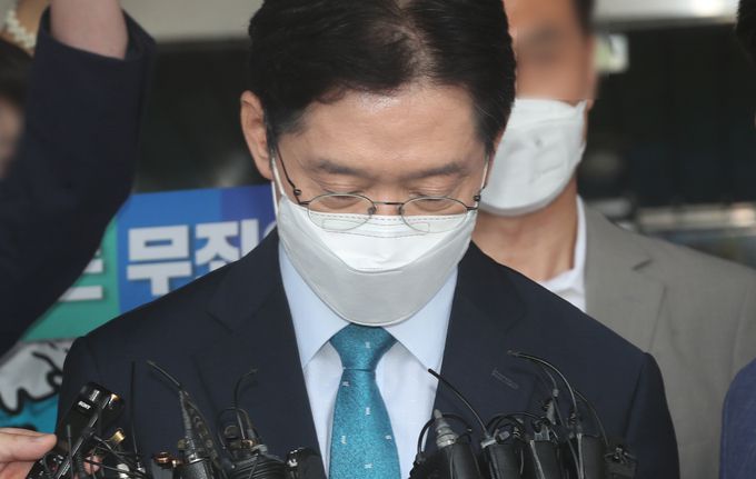 댓글 조작 등 혐의로 징역 2년의 실형이 확정된 김경수 경남도지사가 21일 오전 경남도청을 나서고 있다. 뉴스1