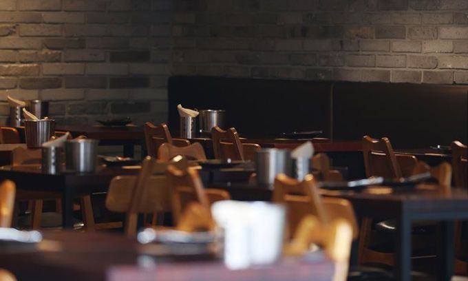 사회적 거리두기 4단계 적용 이튿날인 지난 13일 정오를 조금 넘긴 시간 서울 강남역 인근 식당이 점심시간임에도 텅 비어있다. 연합뉴스