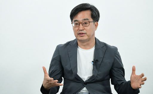 김동연 전 경제부총리가 지난 22일 서울 용산구 세계일보에서 “정치권부터 타협하는 모습을 보여야 수많은 과제와 관련한 사회적 대타협을 추진하는 과정에서 각종 이익단체 등의 동참을 요구할 수 있다”며 정치권의 각성을 촉구하고 있다. 이재문 기자