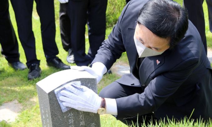 더불어민주당 대권 주자인 김두관 의원이 지난 19일 오전 광주 북구 국립 5·18 민주묘지에서 손수건으로 박관현 열사의 묘비를 닦고 있다. 광주=연합뉴스