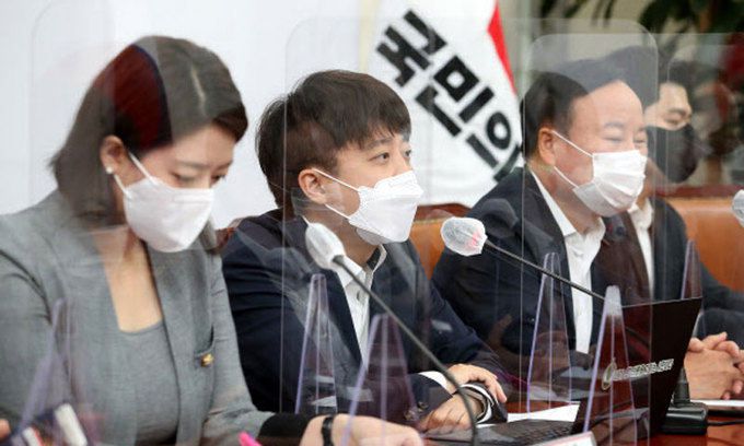 이준석 국민의힘 대표가 26일 서울 여의도 국회에서 열린 최고위원회의에서 발언하고 있다. 뉴시스