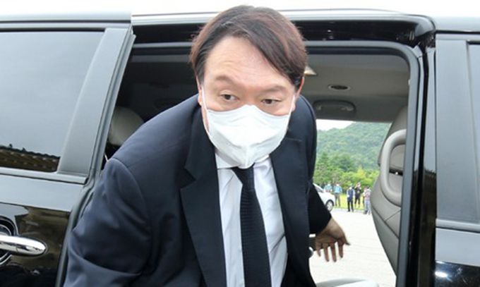 윤석열 전 검찰총장이 지난 6일 오전 대전 유성구 국립대전현충원에서 현충탑에 참배하기 위해 차량에서 내리고 있다. 대전=뉴시스