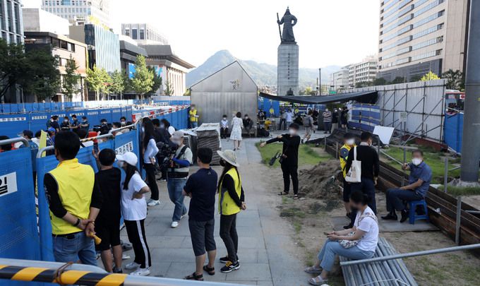 26일 서울 종로구 광화문 광장 세월호 기억공간 앞에서 세월호 유족과 시민사회 단체 회원들이 철거 반대 농성을 하고 있다. 뉴시스