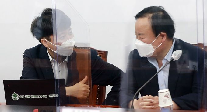 이준석 국민의힘 대표와 같은당 김재원 최고위원. 연합뉴스