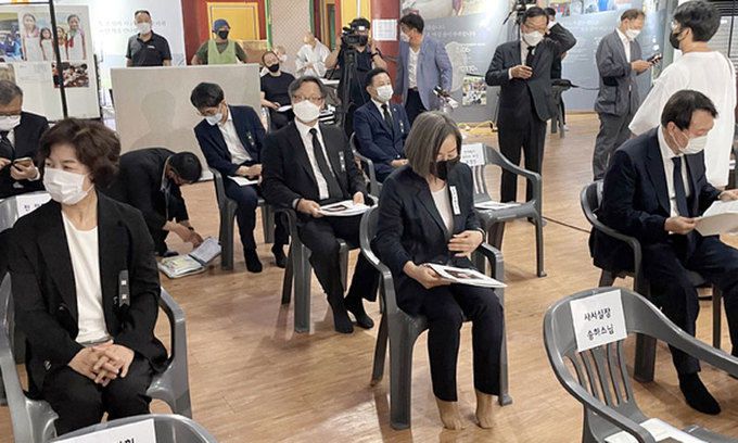 더불어민주당 대권 주자인 추미애 후보(왼쪽 첫 번째)와 야권 대선 후보인 윤석열 전 검찰총장(오른쪽)이 26일 전북 김제시 금산사에서 열린 대한불교조계종 전 총무원장 월주 스님 영결식에 참석하고 있다. 김제=연합뉴스