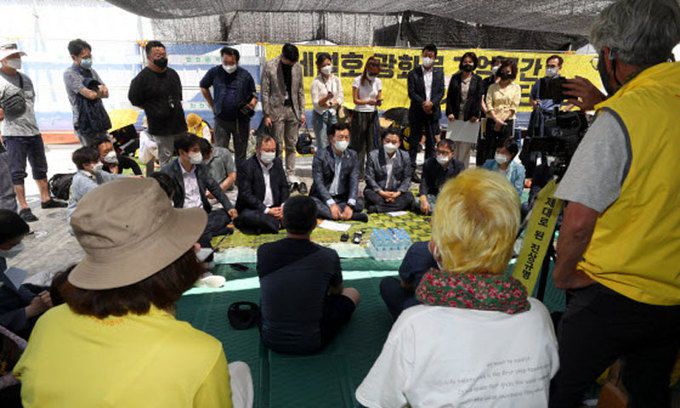 더불어민주당 송영길 대표가 26일 오후 서울 광화문 광장 ‘세월호 기억공간''을 방문해 4·16세월호참사가족협의회 인사들과 면담을 하고 있다. 연합뉴스