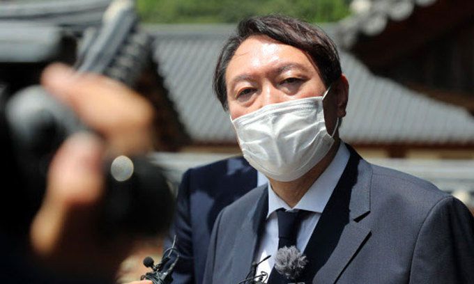 윤석열 전 검찰총장이 26일 전북 김제시 금산사에서 열린 대한불교조계종 전 총무원장 월주(月珠)스님 영결식 조문을 마치고 취재진 질문을 받고 있다. 연합뉴스