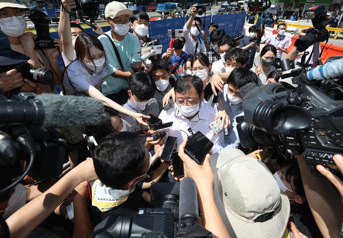 26일 오전 서울시가 광화문 광장을 찾은 서울시 김혁 총무과장이 취재진들에 둘러싸여 있다. 뉴시스