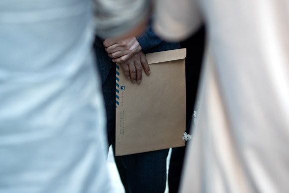 김혁 서울시 총무과장이 26일 서울 광화문광장 세월호 기억공간을 찾아 유가족 측에 철거협조 공문을 전달하지 못하고 발길을 돌리고 있다. 뉴스1