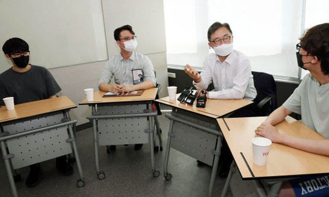 최재형 전 감사원장이 26일 서울 서대문구 토즈 신촌본점에서 취준생, 알바생, 복학생 청년 당원들과 간담회를 하고 있다. 뉴시스