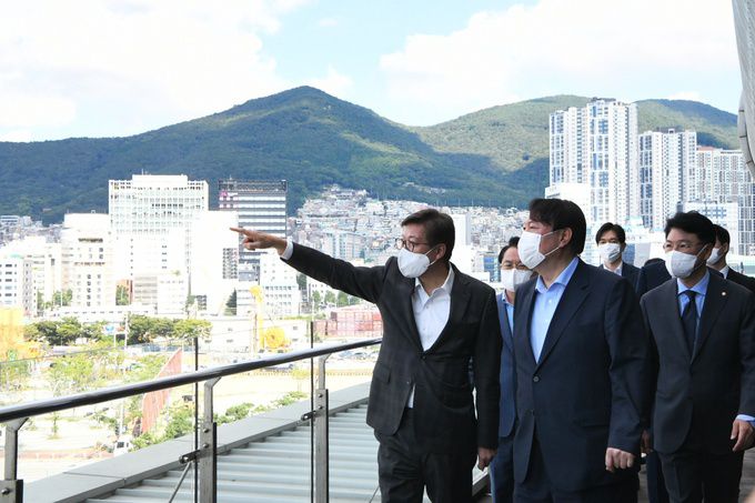 윤석열 전 검찰총장이 27일 부산을 찾아 박형준 부산시장으로부터 부산의 현안에 대한 설명을 듣고 있다. 부산시 제공