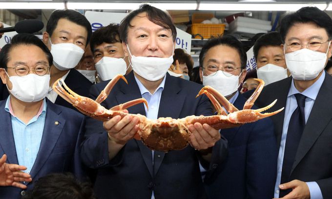 야권 대권주자인 윤석열 전 검찰총장이 27일 부산 중구 자갈치시장을 방문, 킹크랩을 들어서 살펴보고 있다. 뉴시스