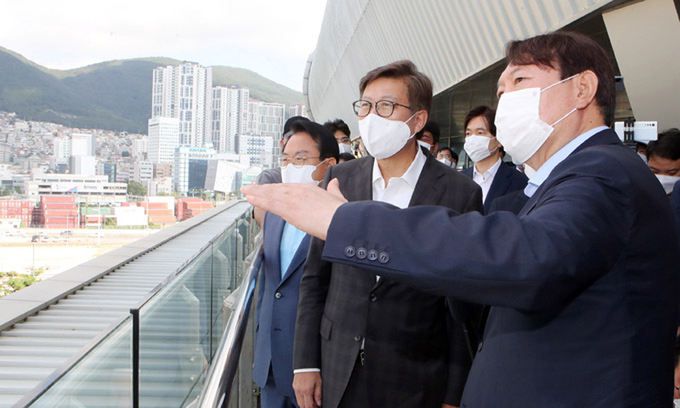 야권 대선 주자인 윤석열 전 검찰총장(오른쪽)이 27일 부산 동구 북항재개발 현장을 방문해 박형준 부산시장(오른쪽 두 번째)과 함께 사업지를 둘러보고 있다. 부산=뉴스1