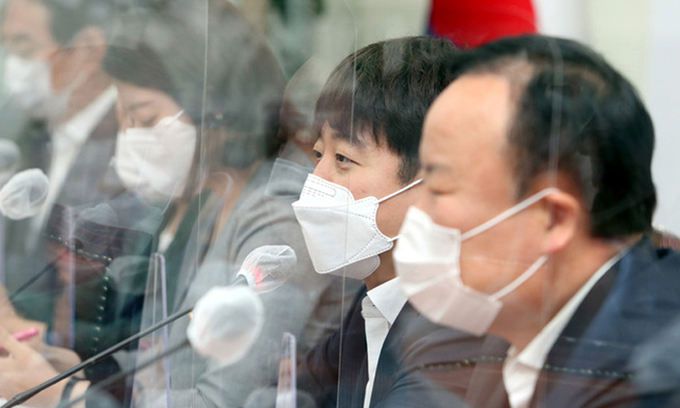 국민의힘 이준석 대표(오른쪽 두 번째)가 지난 26일 국회에서 열린 최고위원회의에서 발언하고 있다. 서상배 선임기자