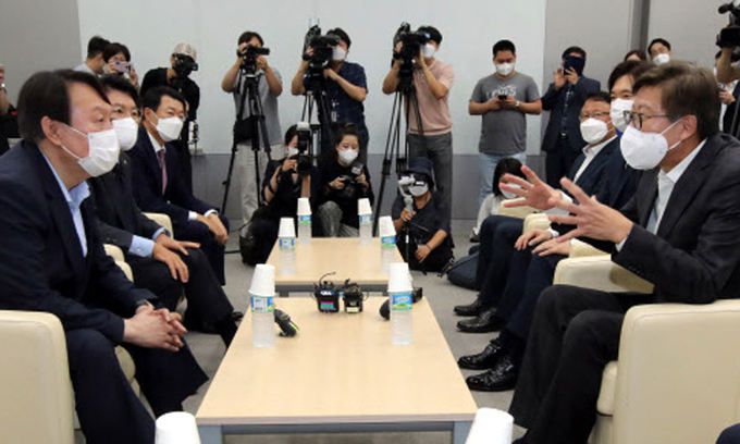 윤석열 전 검찰총장, 박형준 부산시장이 27일 오전 부산 동구 초량동 북항재개발현장을 찾아 현장을 살펴본 후 부산항 국제여객터미널에서 이야기를 나누고 있다. 뉴스1