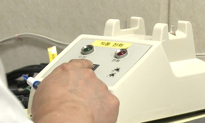 남북 간 통신연락선이 복원된 27일 오전 통일부 연락대표가 서울 남북공동연락사무소에 설치된 남북 직통전화로 북측과 통화하고 있다. 통일부 제공