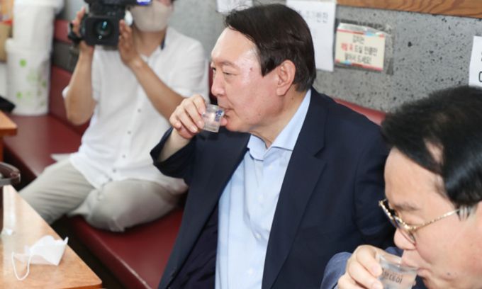 야권 대권주자인 윤석열 전 검찰총장이 지난 27일 부산 서구의 한 식당을 방문, 지역 국회의원들과 함께 식사하면서 소주를 마시고 있다. 부산=뉴시스